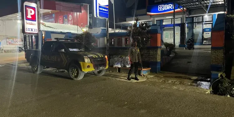 Hindari Gangguan Kamtibmas Pada Malam Hari, Personel Polsek Baraka Laksanakan Patroli Blue Light