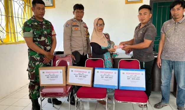 Bhabinkamtibmas Desa Pakeng Dampingi Penyaluran BLT-DD dan Sampaikan Pesan Kamtibmas