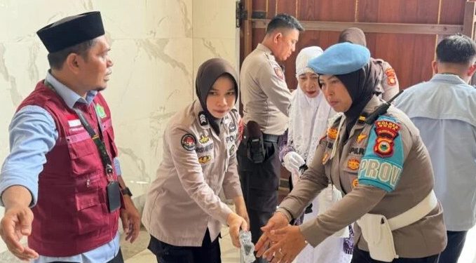 Polwan Polres Gowa Tampil Humanis Amankan Keberangkatan Kloter 5 dan 6 Jemaah Haji Asal Gowa