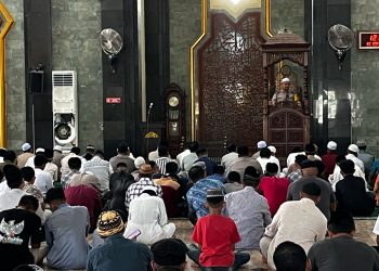 Polres Palopo melalui Polsek Wara Selatan menggelar kegiatan Safari Jumat yang dirangkaikan dengan program Jumat Curhat, di Masjid Islamic Centre Palopo
