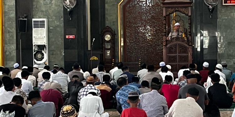Polres Palopo melalui Polsek Wara Selatan menggelar kegiatan Safari Jumat yang dirangkaikan dengan program Jumat Curhat, di Masjid Islamic Centre Palopo