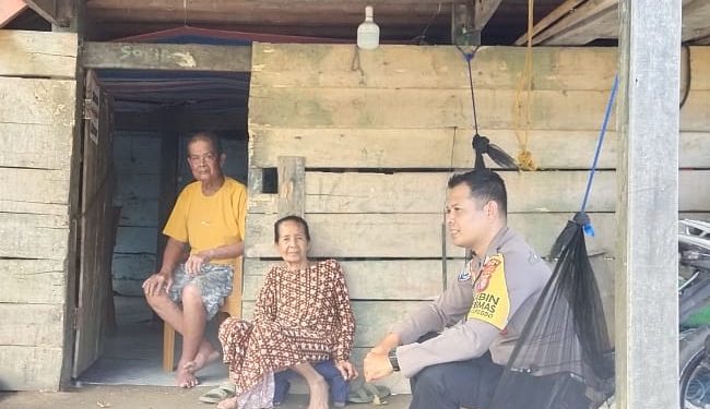 BHABINKAMTIBMAS POLSEK BAREBBO SAMBANGI WARGA, IMBAU JAGA KEBERSIHAN LINGKUNGAN