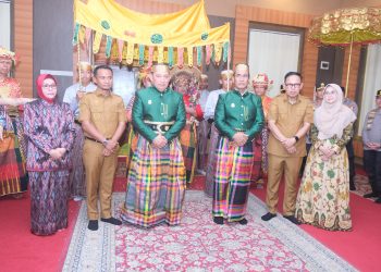 Kapolri Dikukuhkan Gelar Adat di Kabupaten Bone dalam Kunjungan Mendampingi Mentan RI