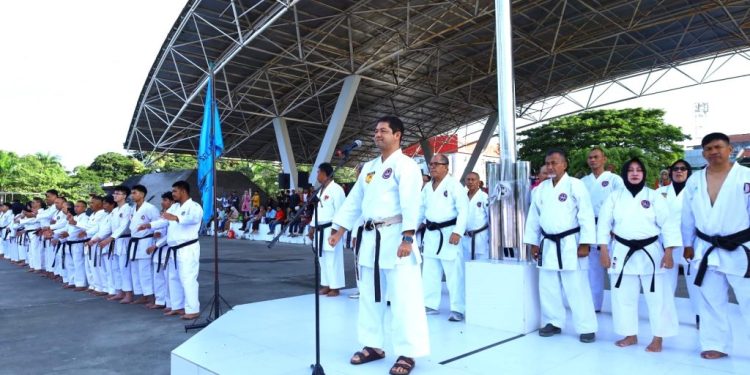 Kapolrestabes Makassar Buka Upacara Latihan Bersama dan Ujian Penurunan Kyu Inkanas Semester I Tahun 2025