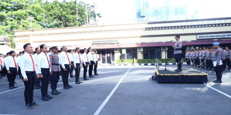 Kapolrestabes Makassar Berikan Penghargaan kepada 67 Personel Berprestasi