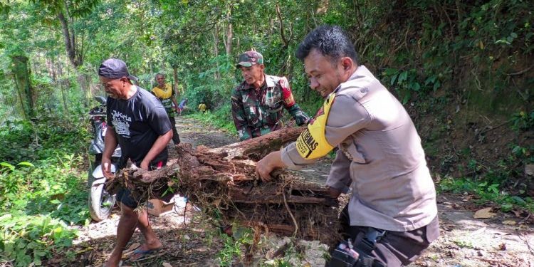 Bhabinkamtibmas dan Babinsa Desa Kading Kerja Bakti Perbaiki Jalan