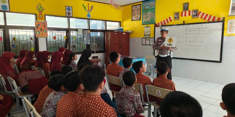 Satlantas Polres Pelabuhan Makassar Masuk SD, Ajak Pelajar Jadi Pelopor Tertib Lalu Lintas