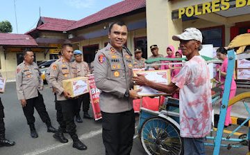 Hari Bhayangkara Ke 79, Polres Bantaeng Salurkan Bansos Paket Sembako