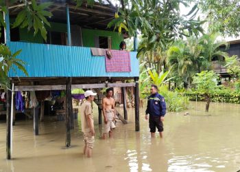 Bhabinkamtibmas Kelurahan Bittoeng dan Data Tinjau Lokasi Banjir di Sulengka, 72 Rumah Terdampak