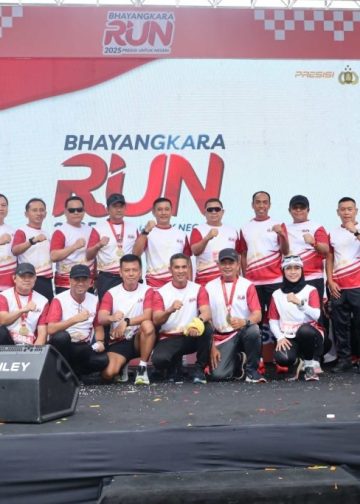Kapolrestabes Makassar Bersama Ibu Ketua Bhayangkari Cabang Tabes Makassar Ikut Lomba Lari Bhayangkara Run