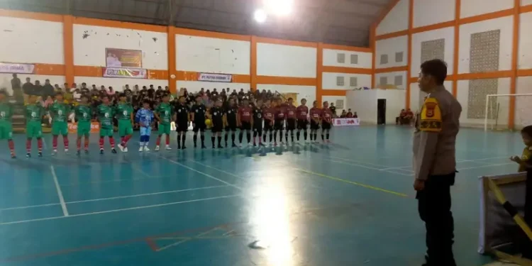 Personil Polsek Enrekang Hadiri Giat Penutupan Futsal Pasbar Cup