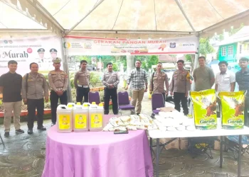 Personil Polsek Enrekang melaksanakan Pengamanan Pasar Murah