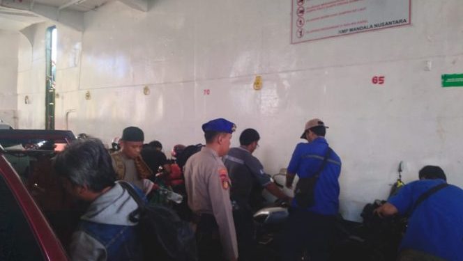 Dalam Rangka Menjaga Kamtibmas Satpolairud Polres Bone Lakukan Pengamanan Dan Pengaturan Saat Pantau aktivitas Penyeberangan