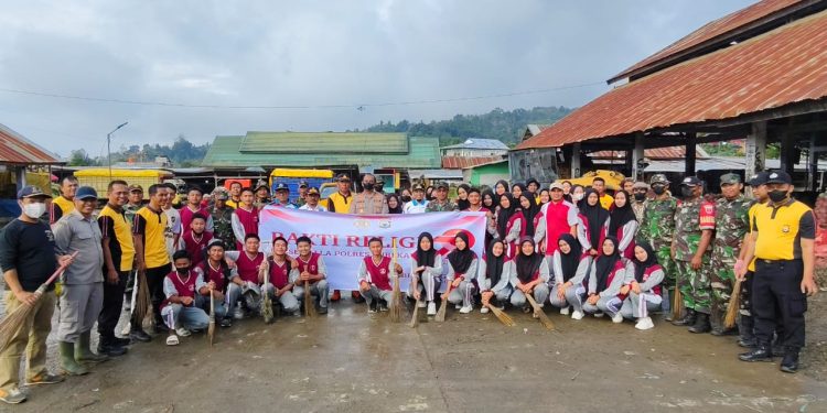 Kapolres Enrekang AKBP Hari Budiyanto Turun Langsung Pimpin Aksi Bhakti sosial Dan Bakti Religi di Area Masjid Pasar Agro Kecamatan Alla