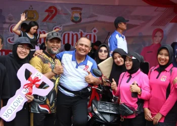 Warga Antusias dan Bahagia Saat Menerima Doorprize, Jadi Puncak Kemeriahan Jalan Santai HUT Bhayangkara ke-79 di Enrekang