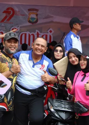 Warga Antusias dan Bahagia Saat Menerima Doorprize, Jadi Puncak Kemeriahan Jalan Santai HUT Bhayangkara ke-79 di Enrekang