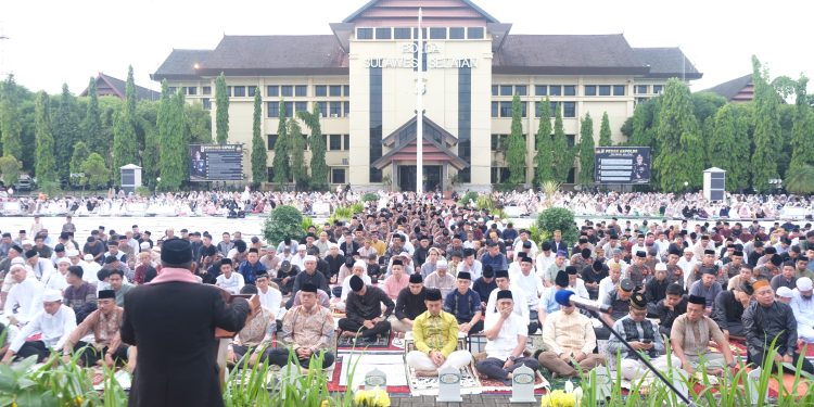 Kapolda Sulsel Laksanakan Sholat Idul Adha Bersama Personel dan Masyarakat di Mapolda Sulsel