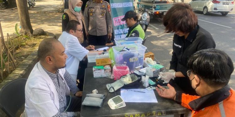 Menyambut Hari Bhayangkara Ke-79, Polrestabes Makassar Gelar Pelayanan Kesehatan Gratis untuk Driver Online