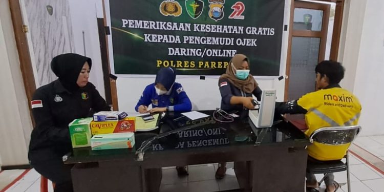 Bakti Kesehatan Polres Parepare, Pemeriksaan Gratis untuk Driver Ojek Online Sambut Hari Bhayangkara ke-79