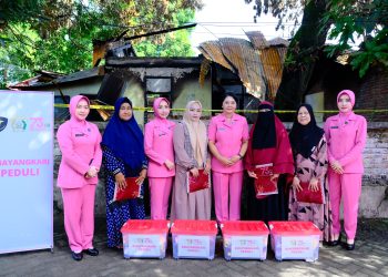 Peduli Korban Kebakaran, Ketua Bhayangkari Daerah Sulsel Salurkan Bansos di Aspol Tallo Lama