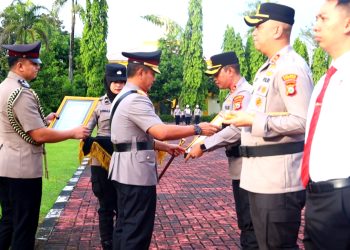 Kapolda Sulsel Beri Penghargaan Kepada 137 Personel dan 10 Personel Dihukum PTDH