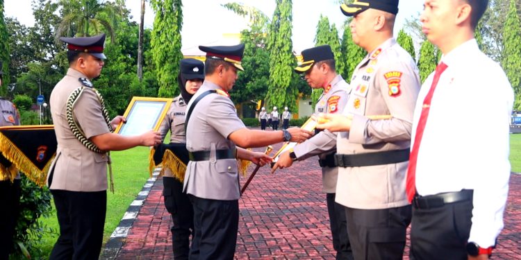 Kapolda Sulsel Beri Penghargaan Kepada 137 Personel dan 10 Personel Dihukum PTDH