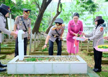 Kapolda Sulsel Pimpin Ziarah Dan Tabur Bunga Di Taman Makam Pahlawan Panaikang