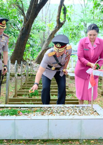 Kapolda Sulsel Pimpin Ziarah Dan Tabur Bunga Di Taman Makam Pahlawan Panaikang