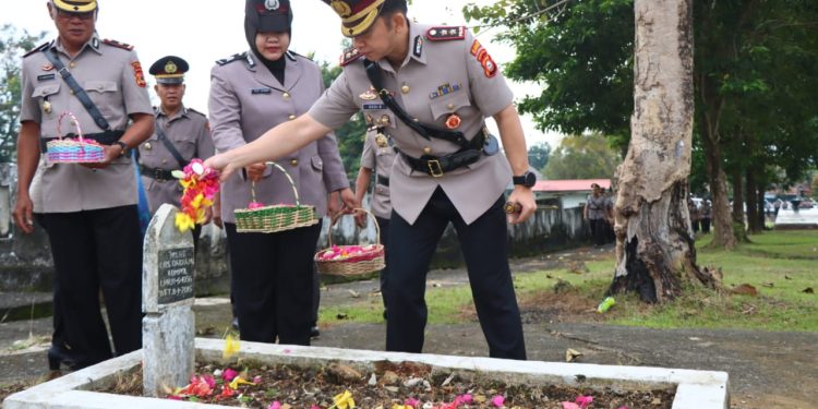 Menyambut Hari Bhayangkara Polres Palopo ziarah ke taman makam pahlawan