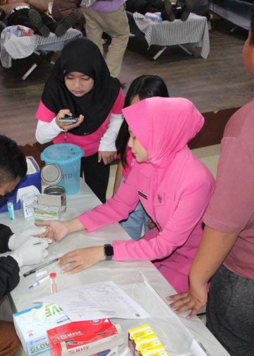 Ketua Bhayangkari Cabang Enrekang Ny. Anie Hari Budiyanto Turut Sumbangkan Darah di Momentum HUT Bhayangkara ke-79