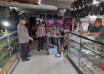 Bhabinkamtibmas Desa Pananrang Bersama Personel Polsek Mattiro Bulu Laksanakan Patroli dan Pengamanan Pasar Kariango