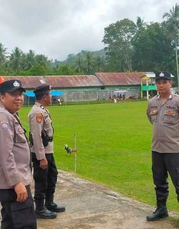 Berikan Rasa Aman, Kanit Sabhara Bersama Personil Polsek Enrekang melaksanakan Pengamanan Sepak Bola