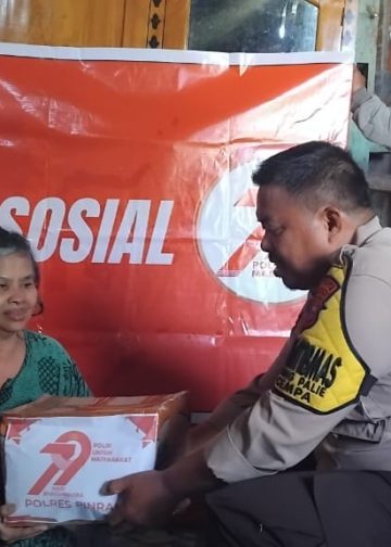 Bhabinkamtibmas Desa Tadang Palie Salurkan Bansos Sambut Hari Bhayangkara ke-79