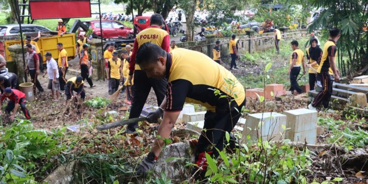 Sambut Hari Bhayangkara ke-79, Polres Luwu Timur Gelar Bakti Religi dengan Pembersihan TPU Serentak