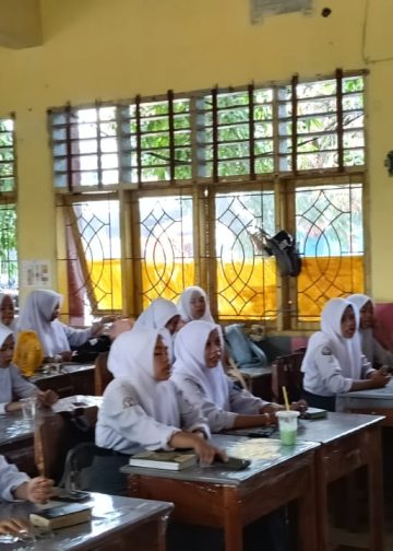 Bhabinkamtibmas Maccorawalie Berikan Penyuluhan ke Siswa SMA Negeri 1 Pinrang