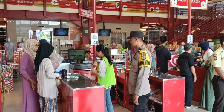 Bhabinkamtibmas Maccorawalie Gencarkan Sambang, Tegaskan Pentingnya Kamtibmas di Pusat Keramaian