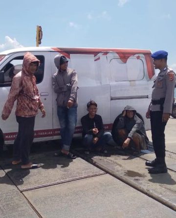 Personil Satpolairud Polres Bone Beri Himbauan Kamtibmas Saat Lakukan Pengamanan Dan Pengaturan Aktivitas Penyeberangan