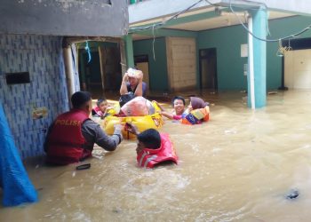 Banjir di Kebon Pala Jakarta Timur, Polisi Bantu Warga Mengungsi