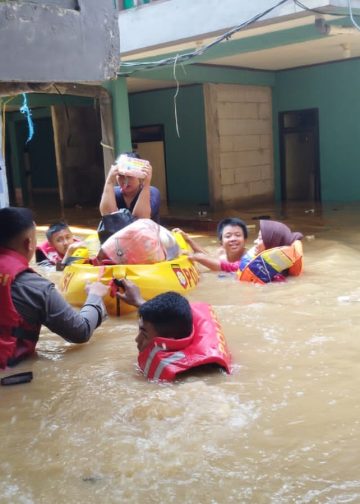 Banjir di Kebon Pala Jakarta Timur, Polisi Bantu Warga Mengungsi