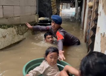 Meski Dengan Ember, Evakuasi Balita di Jaktim Dilakukan Dengan Sigap