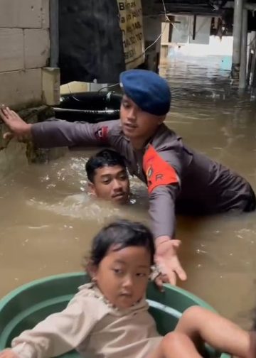 Meski Dengan Ember, Evakuasi Balita di Jaktim Dilakukan Dengan Sigap