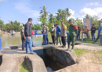 BHABINKAMTIBMAS KELURAHAN MAMMINASAE LAKSANAKAN PEMANTAUAN SALURAN IRIGASI DAN SAMPAIKAN PESAN KAMTIBMAS