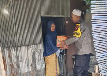 Bhabinkamtibmas Salurkan Bansos di Dusun Dolangan Dalam Rangka HUT Bhayangkara ke-79