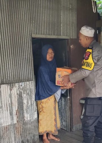 Bhabinkamtibmas Salurkan Bansos di Dusun Dolangan Dalam Rangka HUT Bhayangkara ke-79