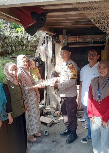 Bhabinkamtibmas Desa Tapporang Lakukan Pemantauan Penyaluran Intervensi Pencegahan Stunting