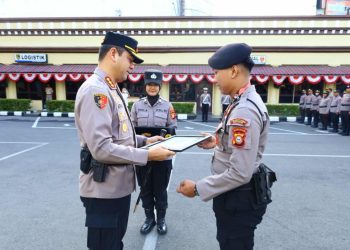 Sabet Juara 2 Dalam Kejuaraan Kapolri Cup 6, Personil Polrestabes Makassar Terima Penghargaan