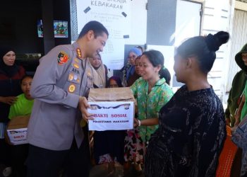 Kapolrestabes Makassar Serahkan Bantuan Sosial Kepada Korban Kebakaran di Kelurahan Buloa