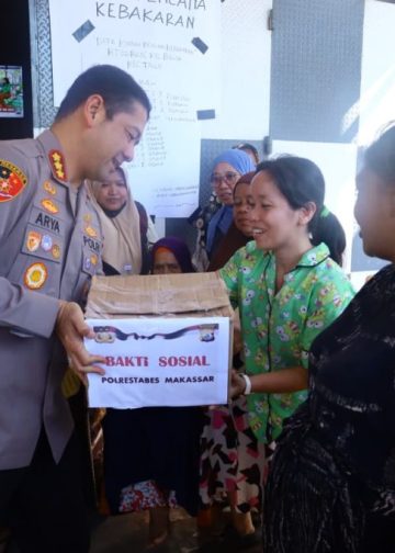 Kapolrestabes Makassar Serahkan Bantuan Sosial Kepada Korban Kebakaran di Kelurahan Buloa