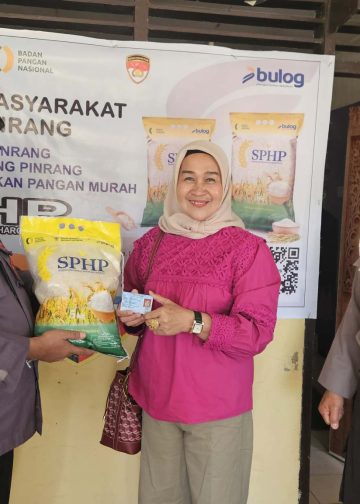 Bhabinkamtibmas Siwolong Polong Salurkan Beras Murah dan Sampaikan Pesan Kamtibmas