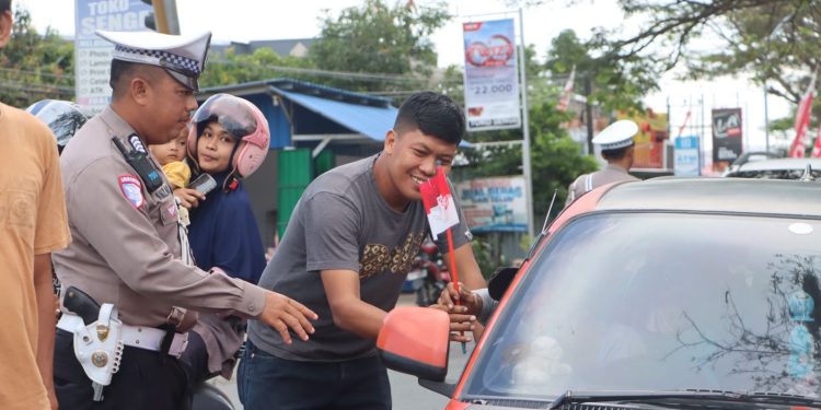Polres Luwu Gaungkan Semangat Nasionalisme Lewat Gerakan Sulsel Merah Putih dan Polantas Menyapa